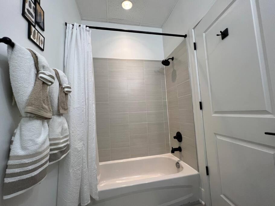 Cozy, High Rise, Large Studio Facing Downtown . Apartment Baltimore Exterior photo